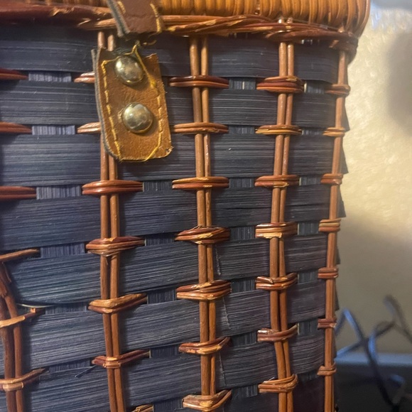 Vintage picnic basket the handle is coming off need to be fixed it is vintage - Picture 4 of 7